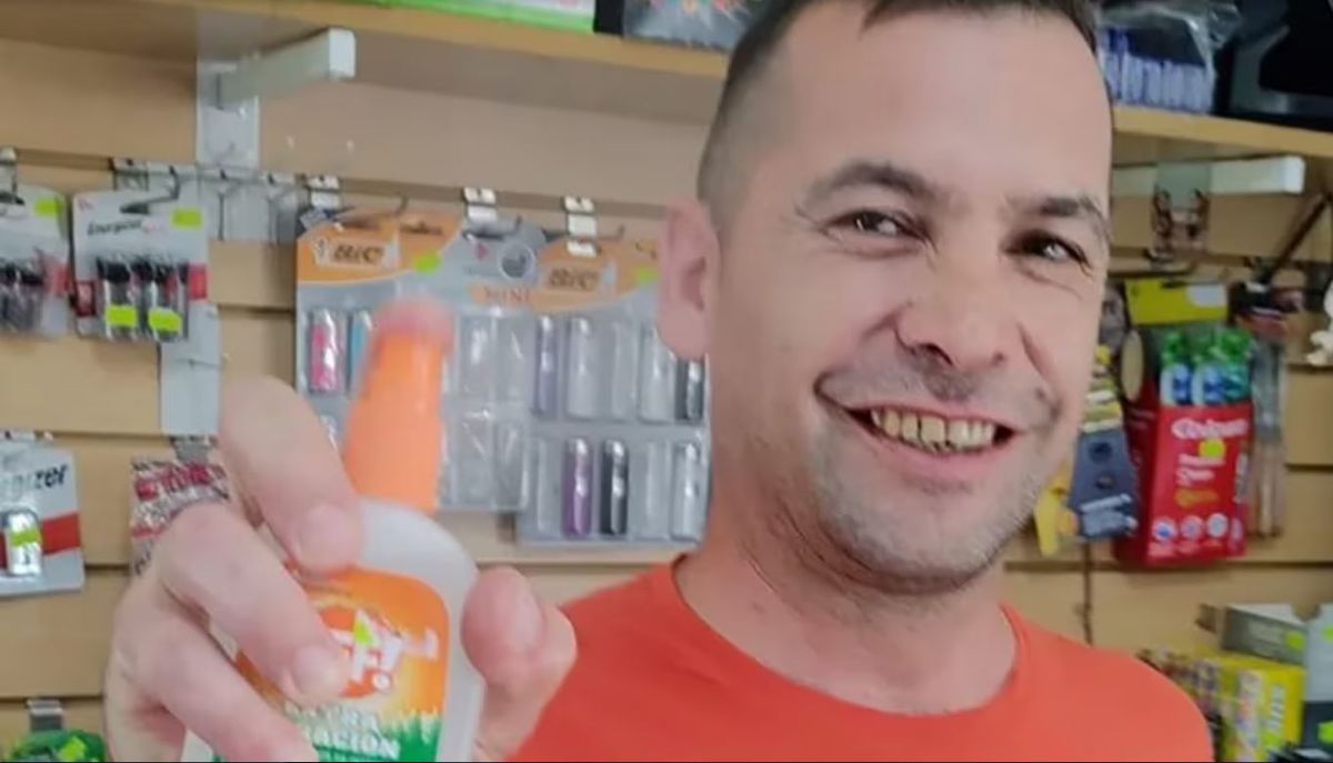 Repelente fraccionado. Un comerciante cobra $500 la aplicación de repelente para los mosquitos. Repelente fraccionado. Un comerciante cobra $500 la aplicación de repelente para los mosquitos.