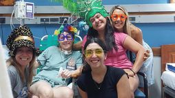 !5 años en el hospital. Desde la izquierda María del Valle, Fernanda, Julia y Verónica. Adelante, Victoria, hermana de Julia.