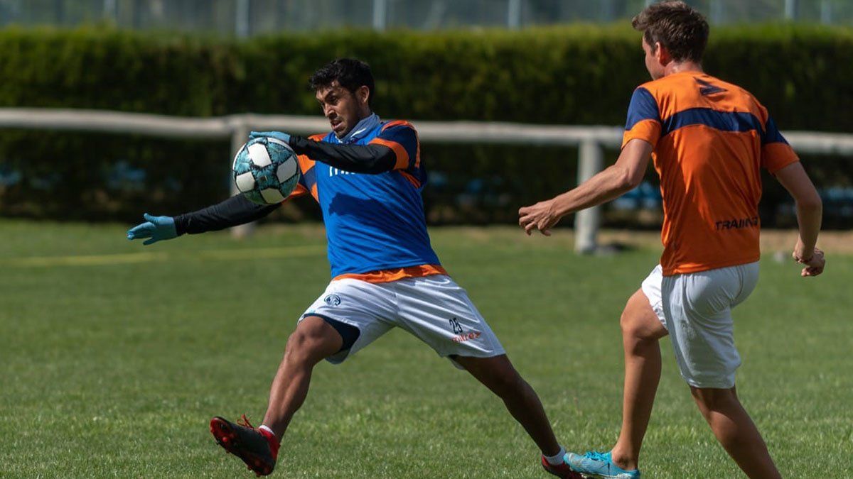 Seba Mayorga haciendo un poco de fútbol. Foto: gentileza Prensa Indep. Rivadavia.