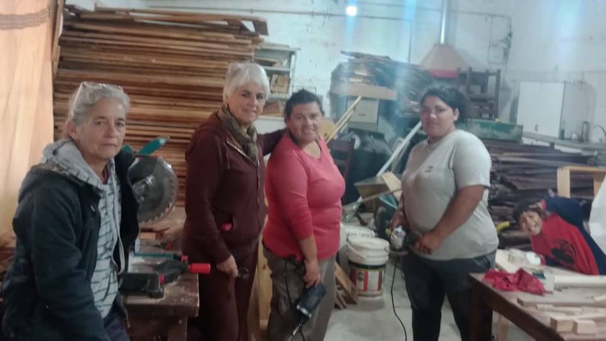 Junto a algunas de las mujeres que trabajan en la ONG que fundó luego de dejar los hábitos. Muchas de ellas, con un presente difícil. Junto a algunas de las mujeres que trabajan en la ONG que fundó luego de dejar los hábitos. Muchas de ellas, con un presente difícil.