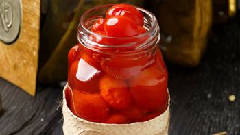 Tomates confitados en conserva: la receta fácil y con 5 ingredientes para realzar tus platos todo el año Tomates confitados en conserva: la receta fácil y con 5 ingredientes para realzar tus platos todo el año