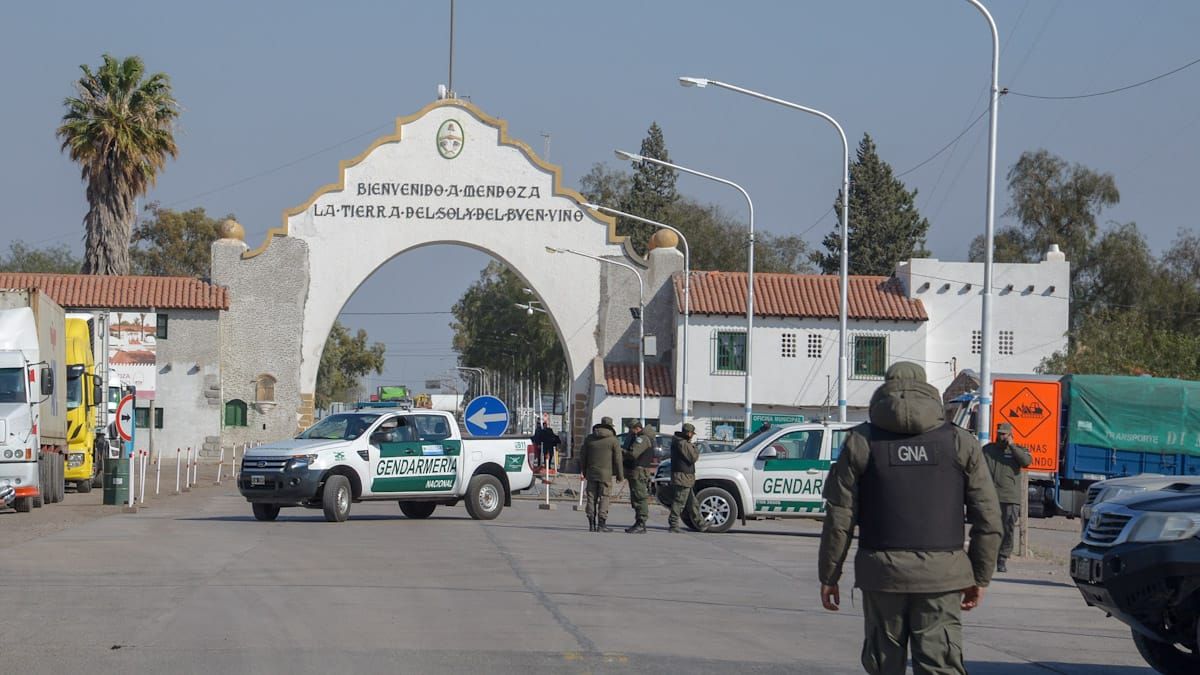 En el límite con San Luis hubo cortes y protestas por las restricciones para circular. Ahora la oposición reclama liberar las fronteras interprovinciales.
