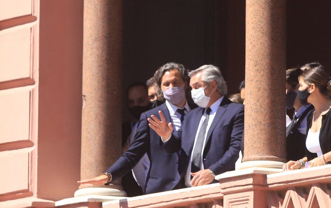Alberto Fernández junto a Santiago Cafiero en el balcón de la Casa Rosada.
