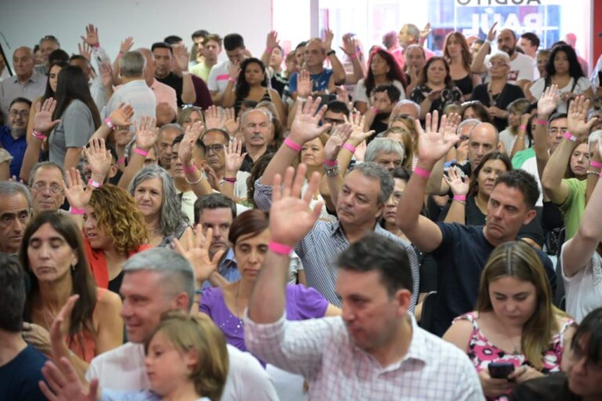 Funcionarios y militantes participaron de la reunión en el comité radical. Funcionarios y militantes participaron de la reunión en el comité radical.