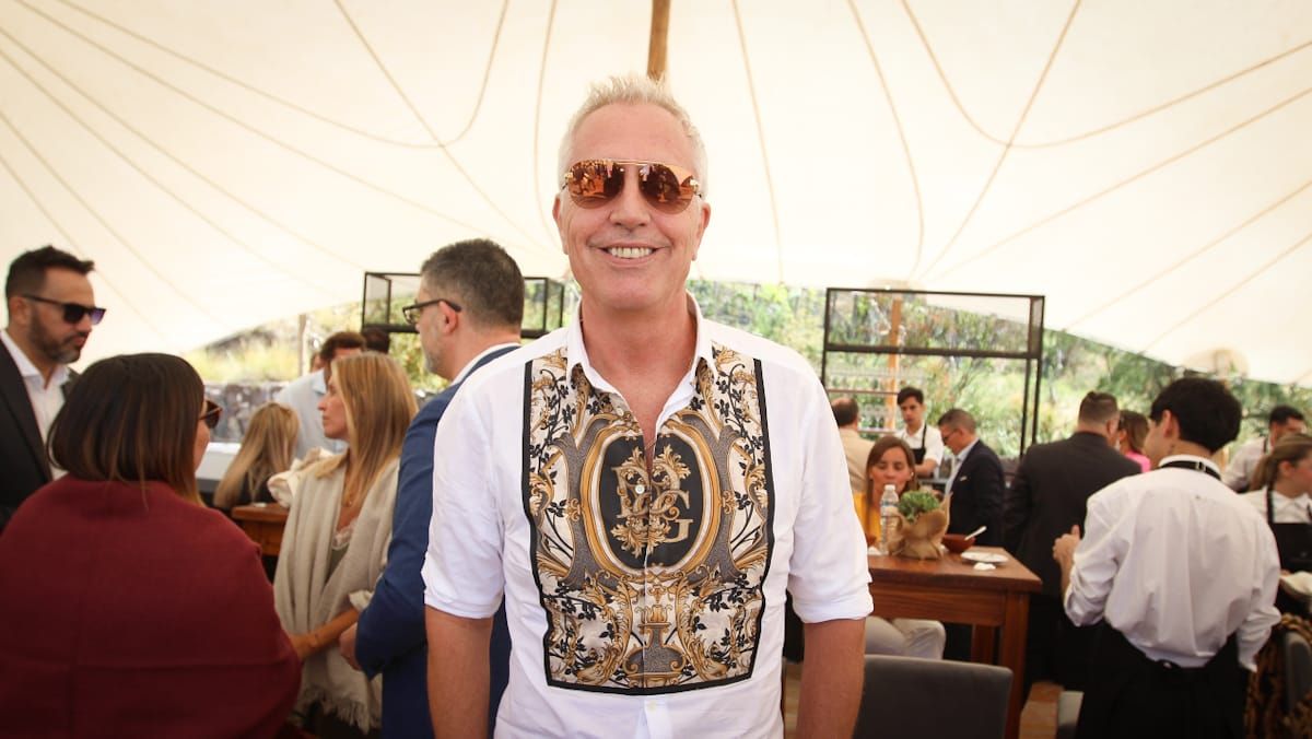 Marley se la jugó con su camisa. Marley se la jugó con su camisa.