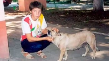 La dramática historia de la niña que fue criada por perros tras ser abandonada por sus padres
