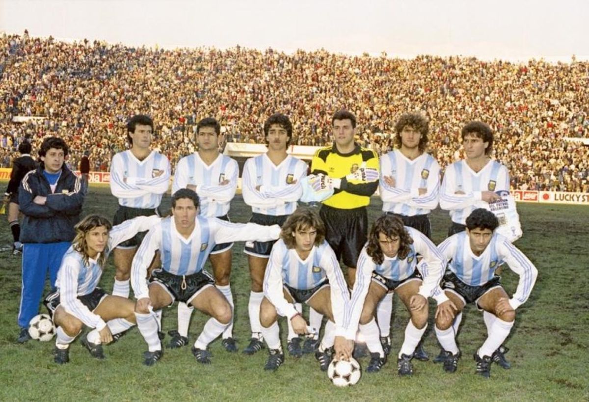 Los 11 titulares de la Selección argentina en el último partido con Colombia. Arriba: Basualdo, Altamirano, Vázquez, Goycochea, Franco y Ruggeri. Abajo: Caniggia, Simeone, Batistuta, Leo Rodríguez y Astrada Los 11 titulares de la Selección argentina en el último partido con Colombia. Arriba: Basualdo, Altamirano, Vázquez, Goycochea, Franco y Ruggeri. Abajo: Caniggia, Simeone, Batistuta, Leo Rodríguez y Astrada