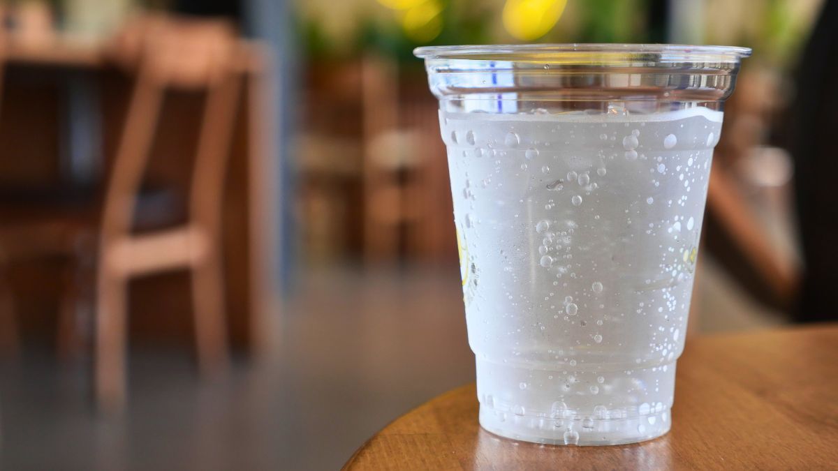 El agua con gas es simplemente agua mineral a la que se le ha agregado dióxido de carbono. El agua con gas es simplemente agua mineral a la que se le ha agregado dióxido de carbono.