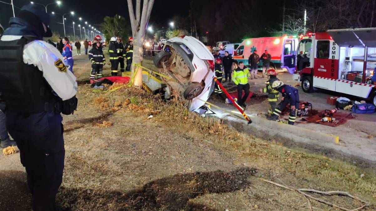 Bomberos socorren a las víctimas de un accidente en Paso y Vieytes de Maipú. Hay dos muertos.