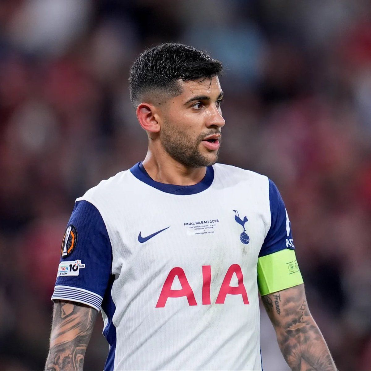 Cuti Romero se quejó por la falta de jugadores en el Tottenham.