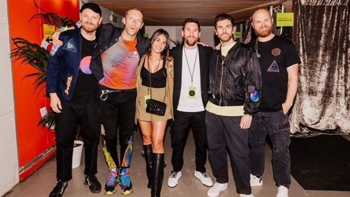 Antonela Roccuzzo y Lionel Messi posaron junto a la banda británica Coldplay.
