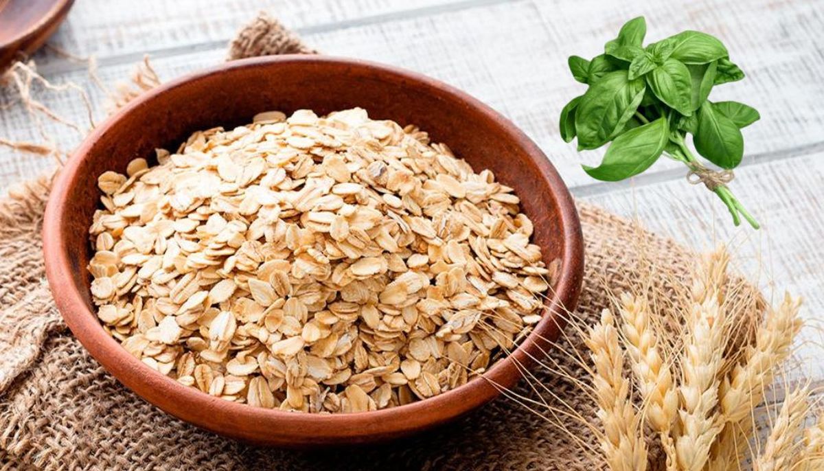 Esta mascarilla casera lleva avena y albahaca. Esta mascarilla casera lleva avena y albahaca. 