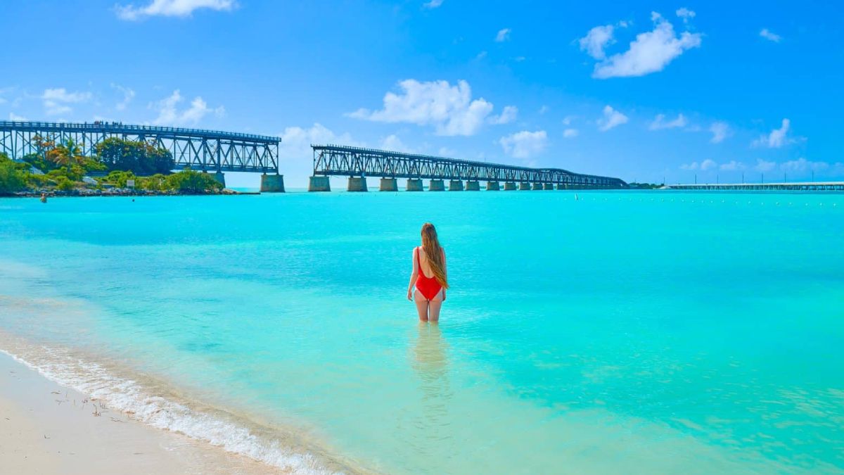 La mejor playa tropical de Florida con aguas celestes