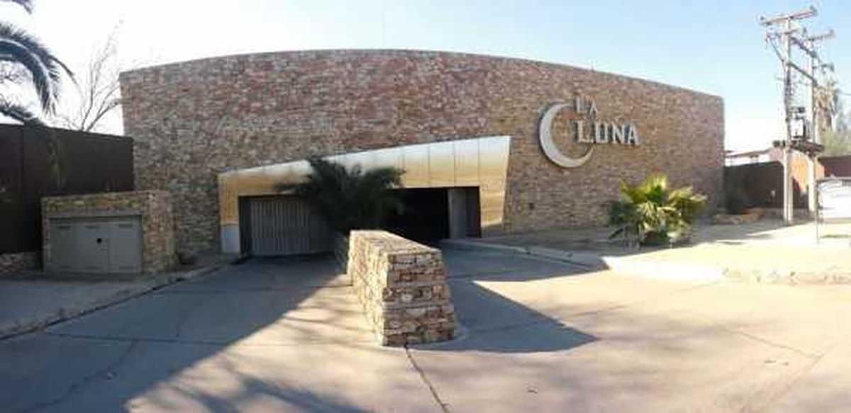 La entrada al hotel alojamiento "La Luna".