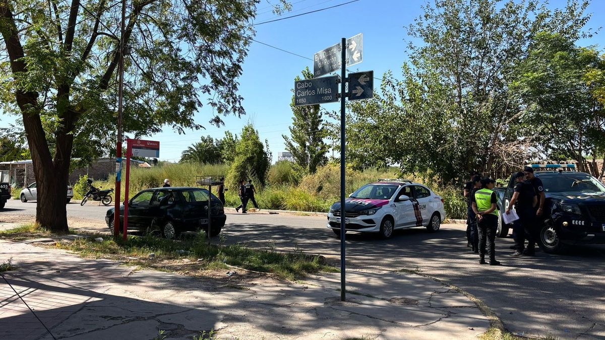 Los pesquisas investigan un posible femicidio tras el hallazgo del cuerpo quemado de una mujer en un descampado de Las Heras. Los pesquisas investigan un posible femicidio tras el hallazgo del cuerpo quemado de una mujer en un descampado de Las Heras.