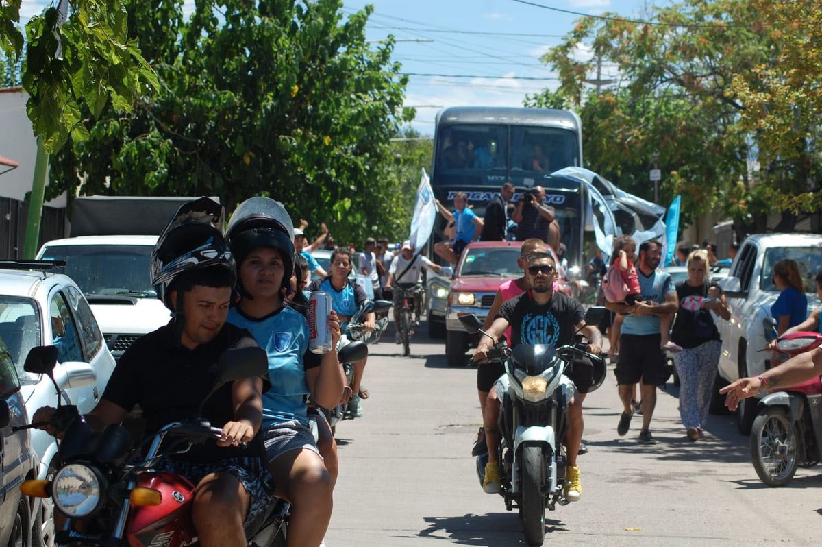 Una caravana con cientos hinchas de Gutiérrez que lloraron de emoción por la vuelta al Federal A. Una caravana con cientos hinchas de Gutiérrez que lloraron de emoción por la vuelta al Federal A.