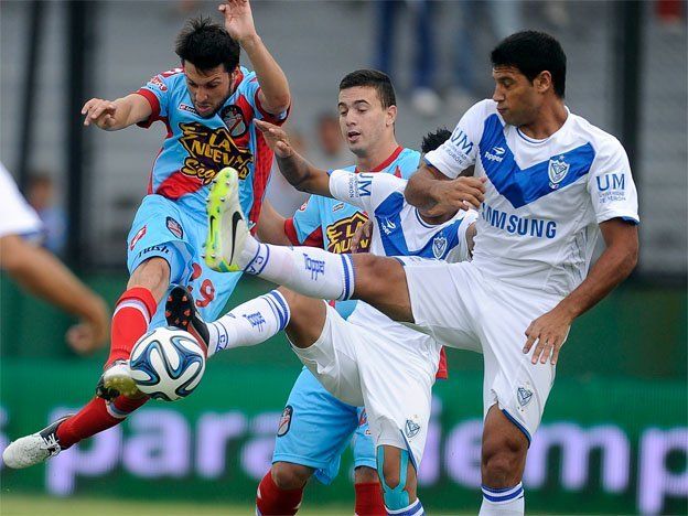 Vélez goleó a Arsenal y se prende