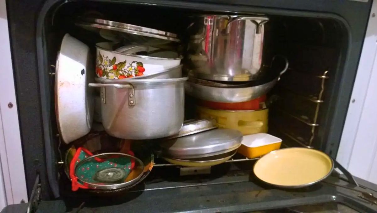 Por qué no debes guardar tus ollas y sartenes adentro del horno: podría ser catastrófico