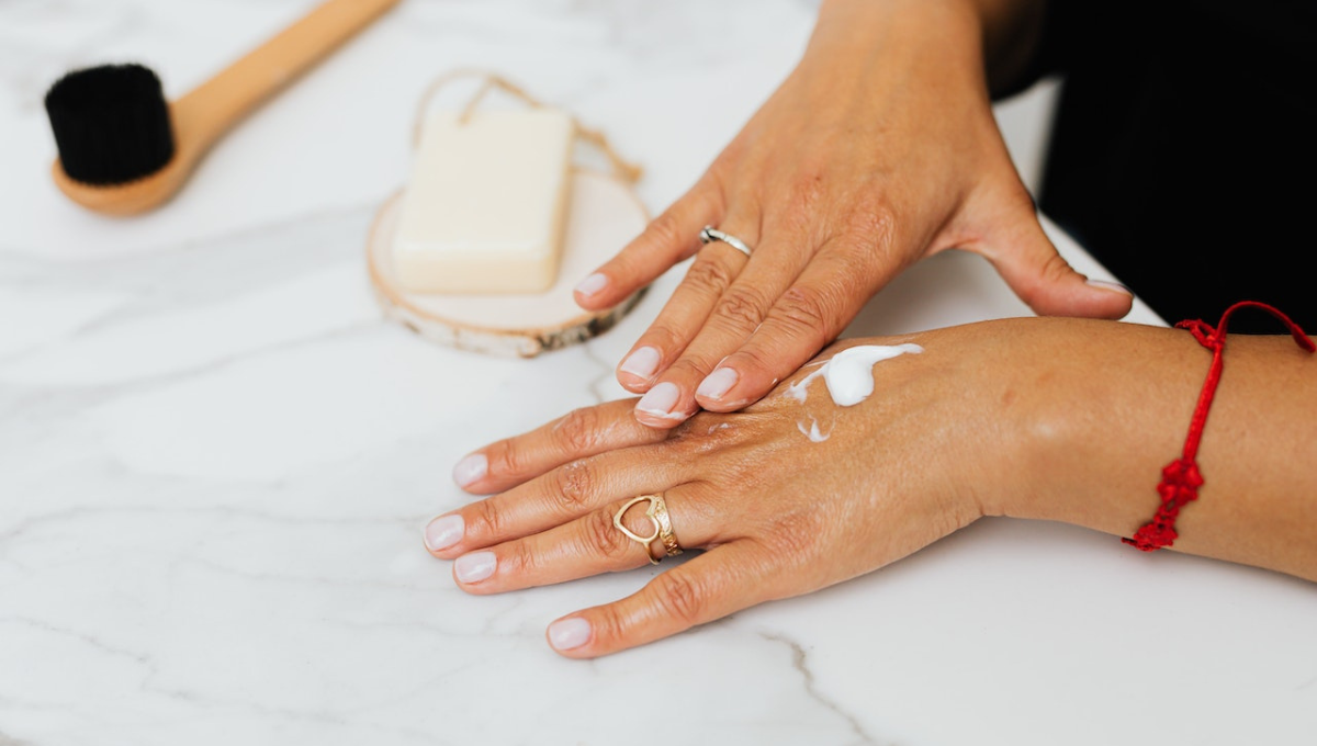 Consigue unas manos de seda con esta mascarilla casera.