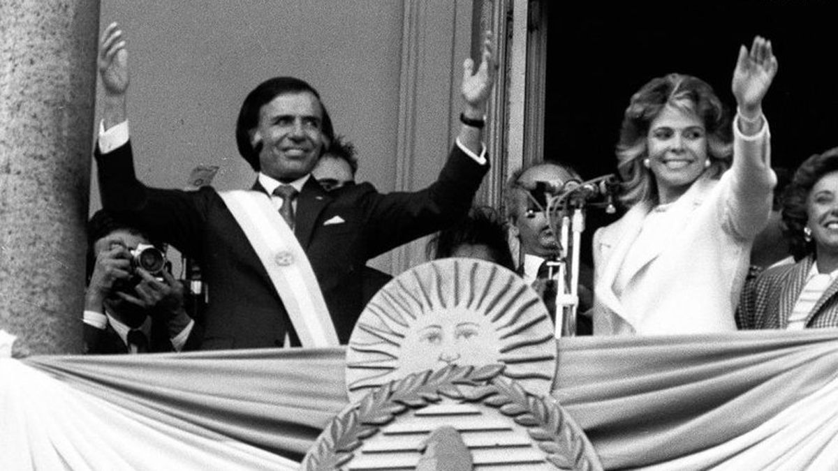 El 8 de junio de 1989 , junto a su mujer, Zulema Yoma, saluda desde el balcón de la Casa Rosada. Fue la primera vez desde 1928 que había una sucesión presidencial entre dos mandatarios constitucionales.