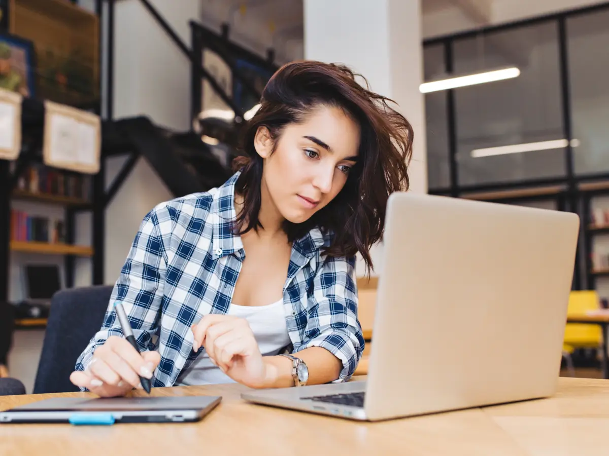 Los adverbios modifican el significado de otras palabras, verbos, adjetivos y otros adverbios. Imagen: Freepik Los adverbios modifican el significado de otras palabras, verbos, adjetivos y otros adverbios. Imagen: Freepik