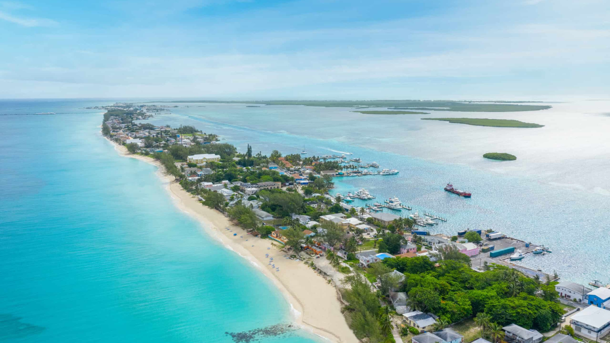 Las islas Bimini están solo a 80 kilómetros de Florida. Las islas Bimini están solo a 80 kilómetros de Florida.