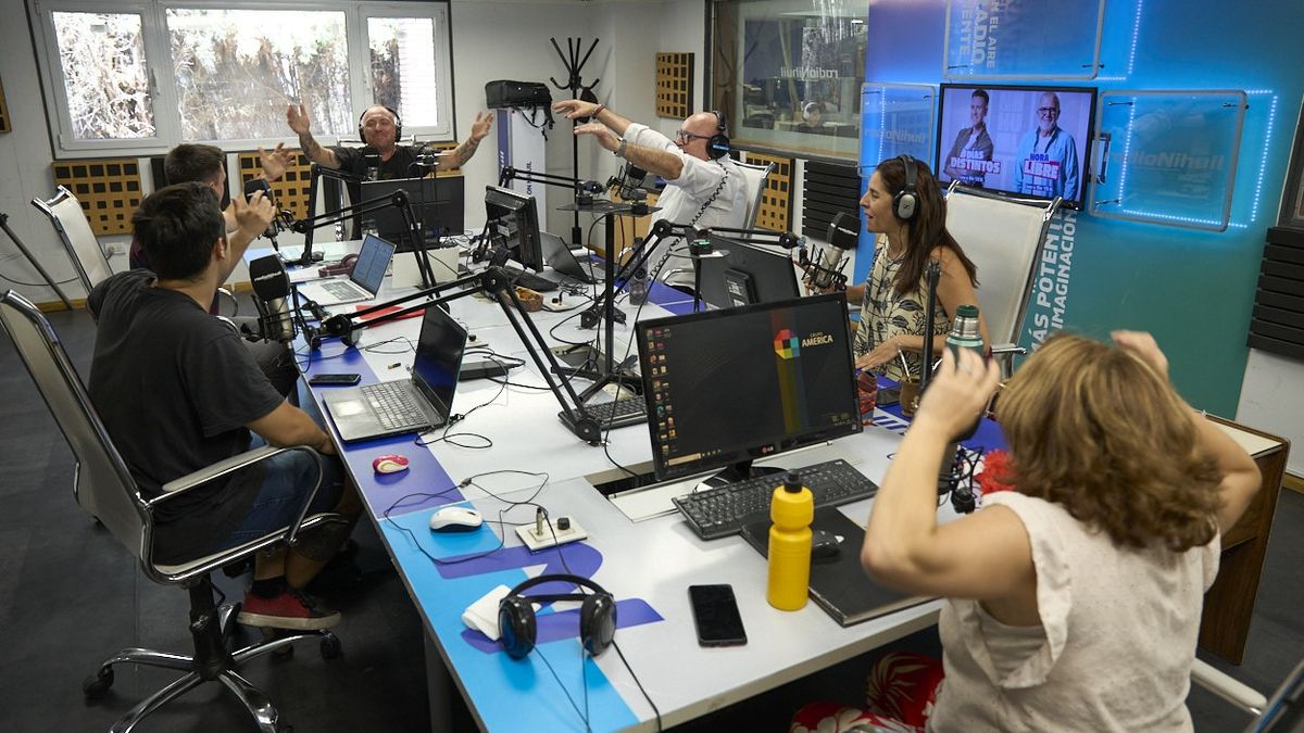 El equipo de No Tenés Cara de Radio Nihuil le da un lugar central al humor de Pancho Carrasco. El equipo de No Tenés Cara de Radio Nihuil le da un lugar central al humor de Pancho Carrasco.