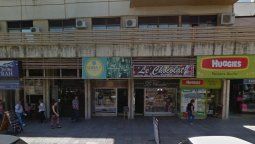 Un delincuente golpeó a una empleada de un comercio y huyó con dinero