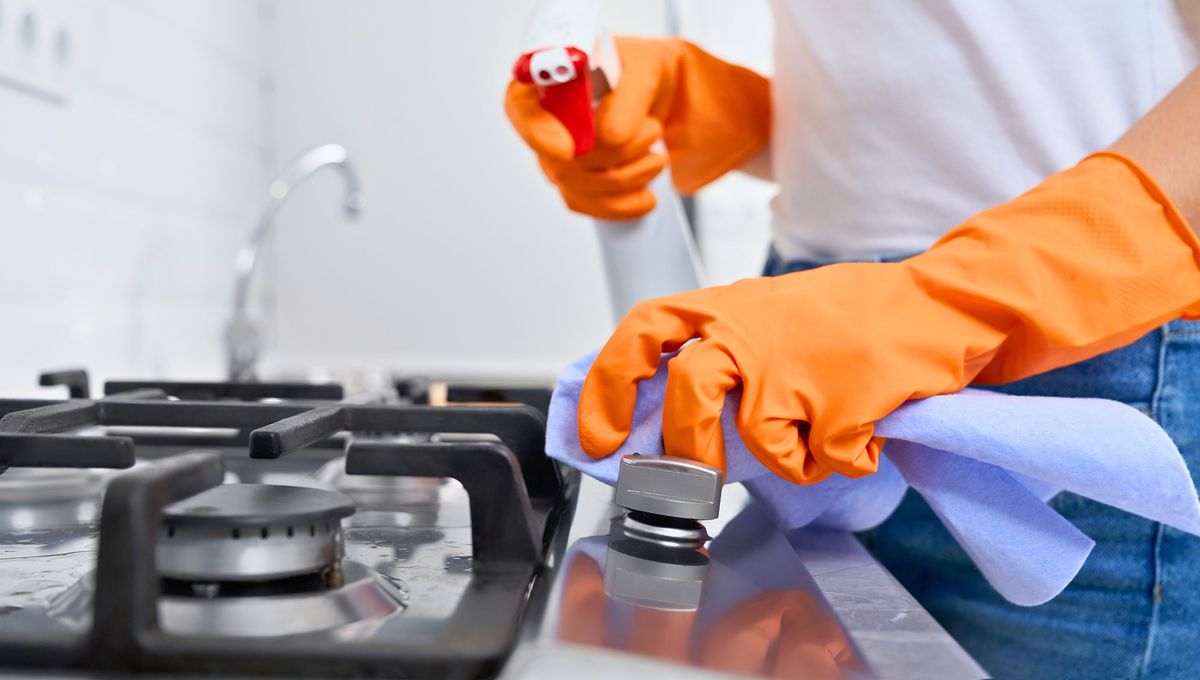 Combinado con otros ingredientes como el bicarbonato o el limón, el vinagre elimina la suciedad mucho mejor. Combinado con otros ingredientes como el bicarbonato o el limón, el vinagre elimina la suciedad mucho mejor.