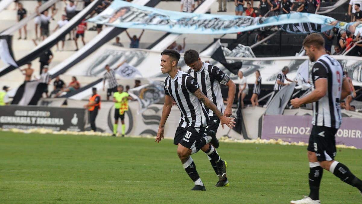 Santiago Solari grita con mucha furia su gol ante San Telmo.