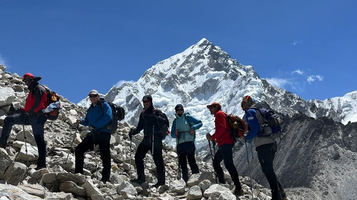 La expedición en pleno ascenso.