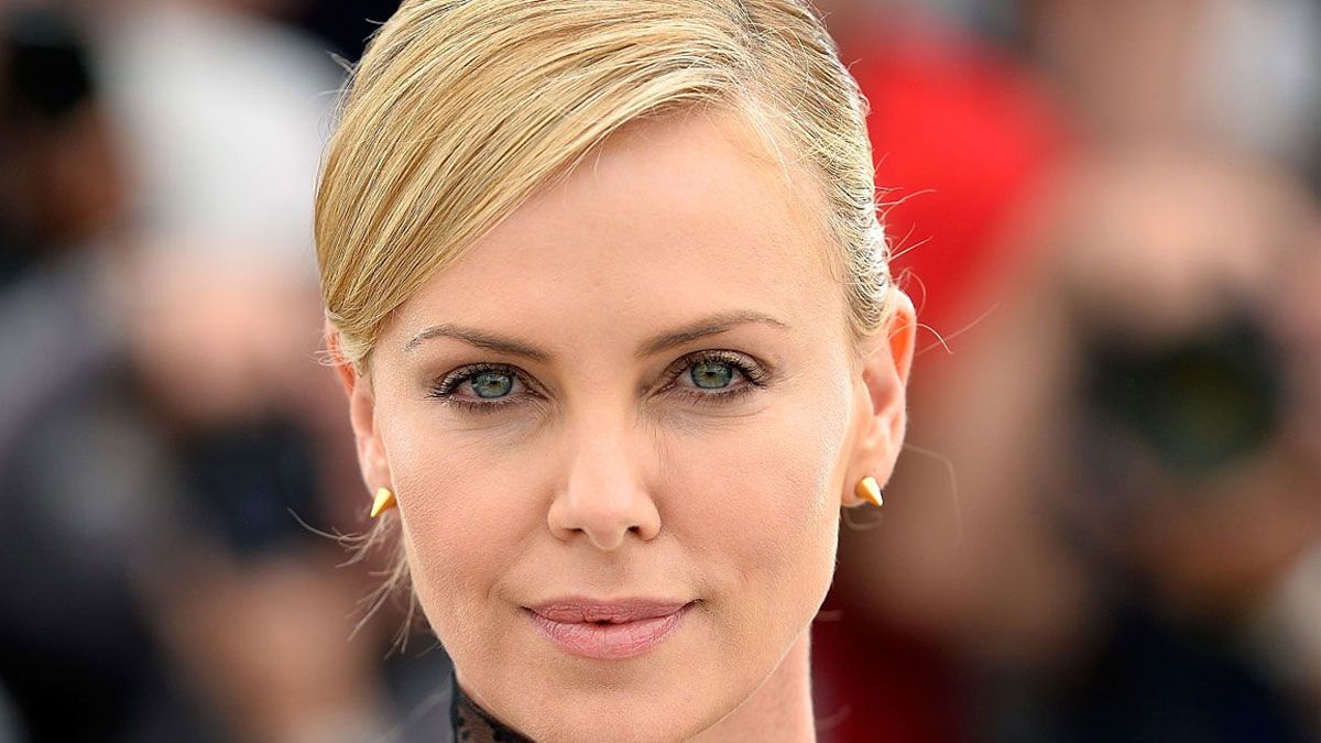 La actriz Charlize Theron interpreta a Andy (Andrómaca de Escitia) en la película La vieja Guardia, de Netflix.