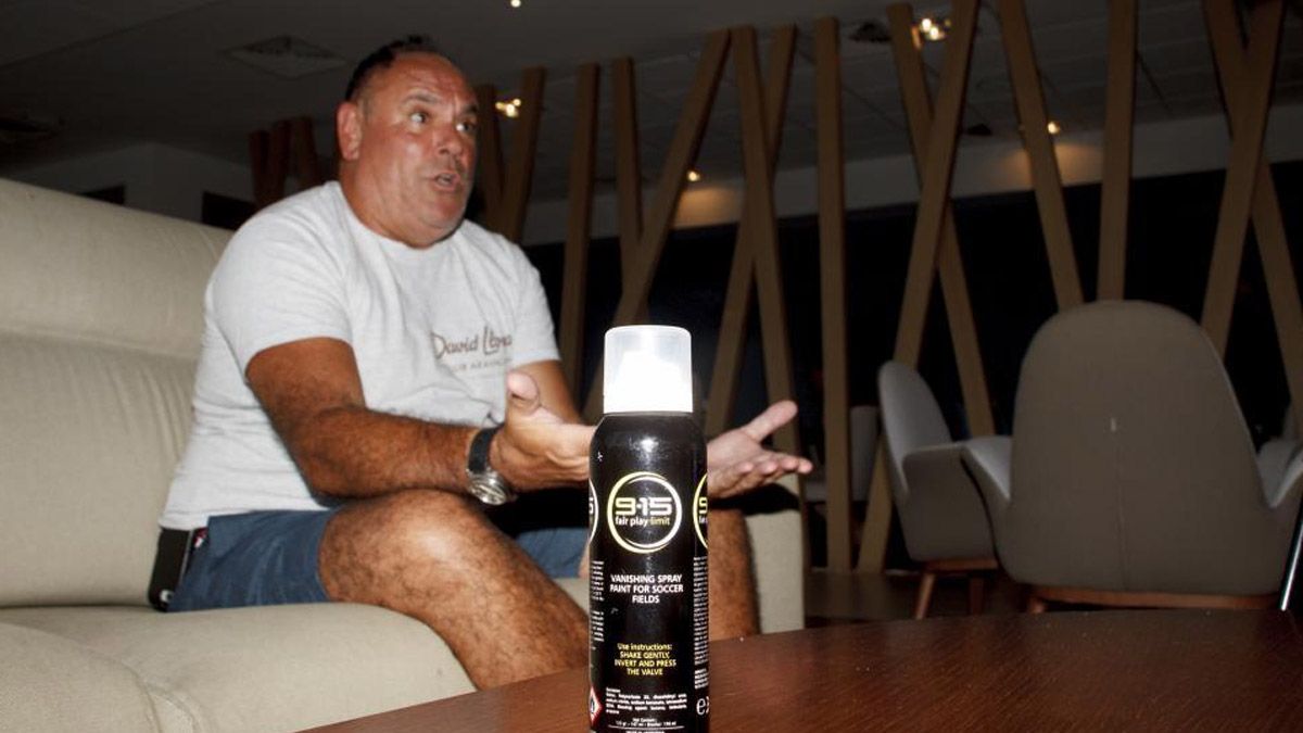 El argentino que inventó el aerosol para los árbitros le ganó un juicio a la FIFA