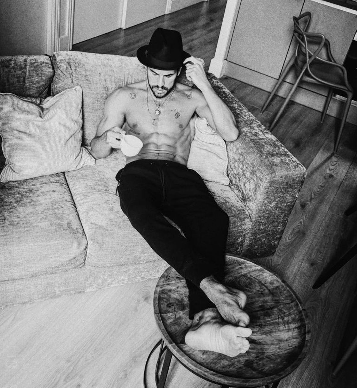 Cómo es la exclusiva mansión de Mario Casas en Madrid: gran jardín y decoración monocromática Cómo es la exclusiva mansión de Mario Casas en Madrid: gran jardín y decoración monocromática