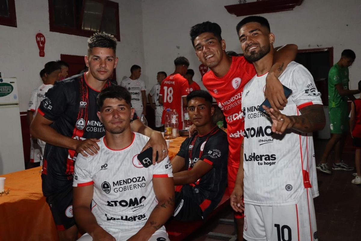 Un gran evento se vivió en la sede del club con los jugadores y los hinchas. Un gran evento se vivió en la sede del club con los jugadores y los hinchas.