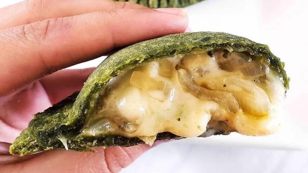 Empanadas de queso y cebolla con masa de espinacas, una de las recetas más tentadoras.