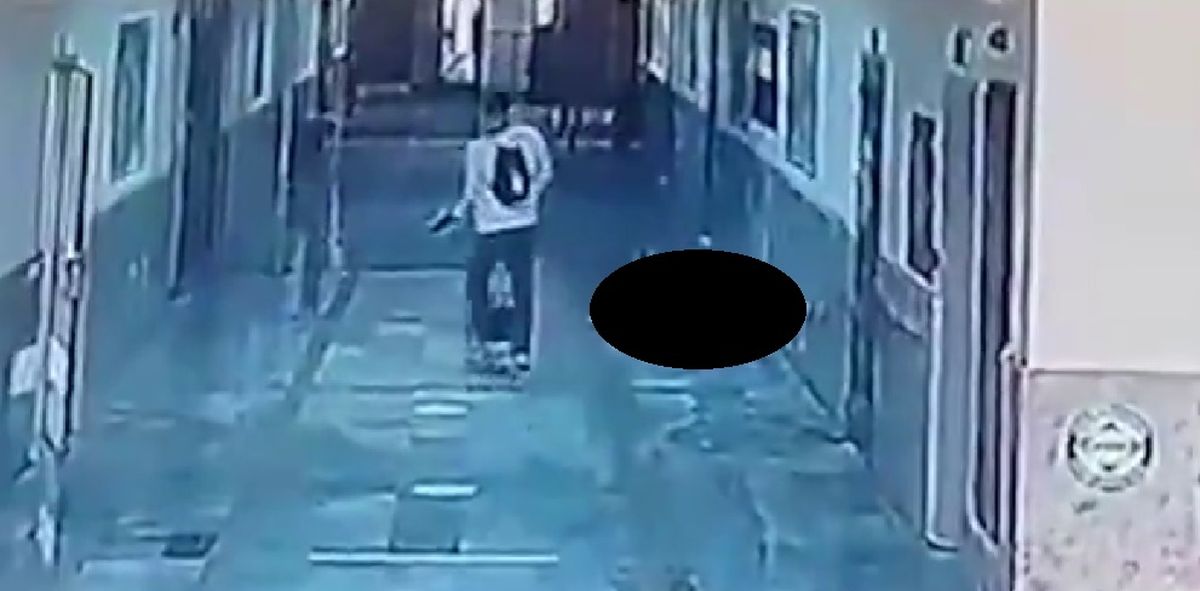 La secuencia obtenida por el sistema de monitoreo interno muestra el instante en que alumnos y docentes caen al suelo o corren buscando refugio ante la proximidad del agresor. El tirador hirió a diez estudiantes y cuatro profesores, además de un policía y un trabajador escolar, antes de que las unidades de emergencia lograran ingresar al edificio para asistir a los heridos en estado grave. La secuencia obtenida por el sistema de monitoreo interno muestra el instante en que alumnos y docentes caen al suelo o corren buscando refugio ante la proximidad del agresor. El tirador hirió a diez estudiantes y cuatro profesores, además de un policía y un trabajador escolar, antes de que las unidades de emergencia lograran ingresar al edificio para asistir a los heridos en estado grave.