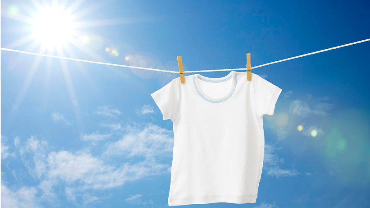 El sol es el ingrediente principal de uno de los remedios caseros más eficientes para quitar manchas de vino de la ropa.