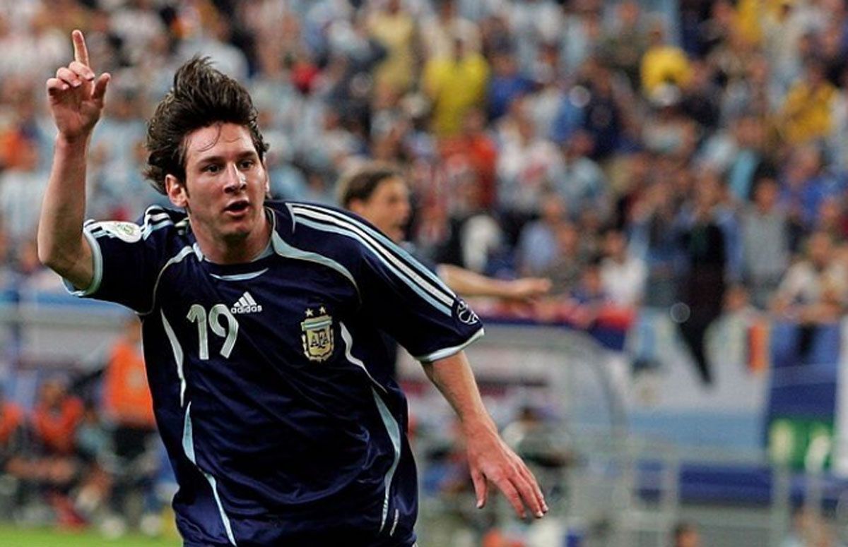 El primer gol de Messi en mundiales, contra Serbia con la camiseta azul del 2006