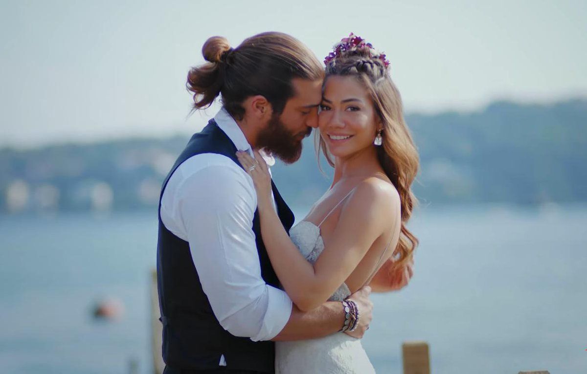 Can Yaman y Demet Ozdemir. Dos de los actores m&aacute;s populares de Turqu&iacute;a son los protagonistas de la serie P&aacute;jaro so&ntilde;ador.&nbsp;