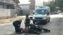 Cayeron de su moto culpa de un perro que se les atravesó