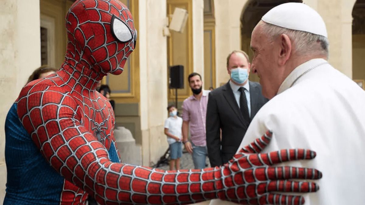 Durante el encuentro en el Vaticano, el joven disfrazado de Spiderman le regaló al papa Francisco una máscara del superhéroe