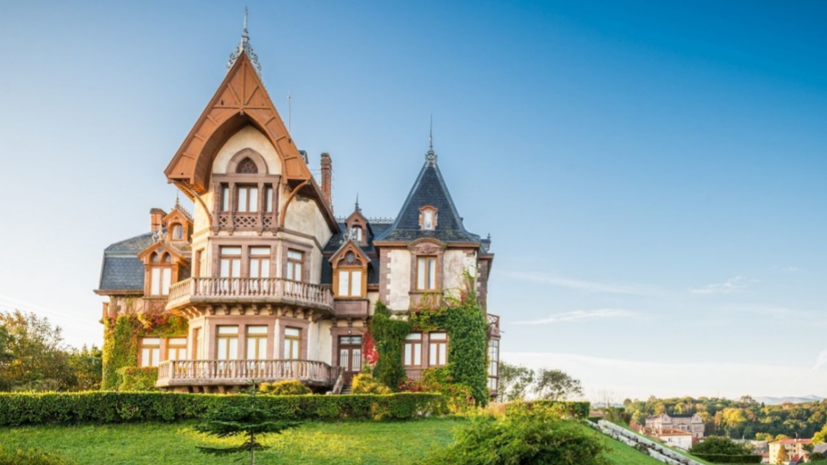 Comillas es uno de los pueblos más encantadores de España por su impactante arquitectura. Comillas es uno de los pueblos más encantadores de España por su impactante arquitectura.