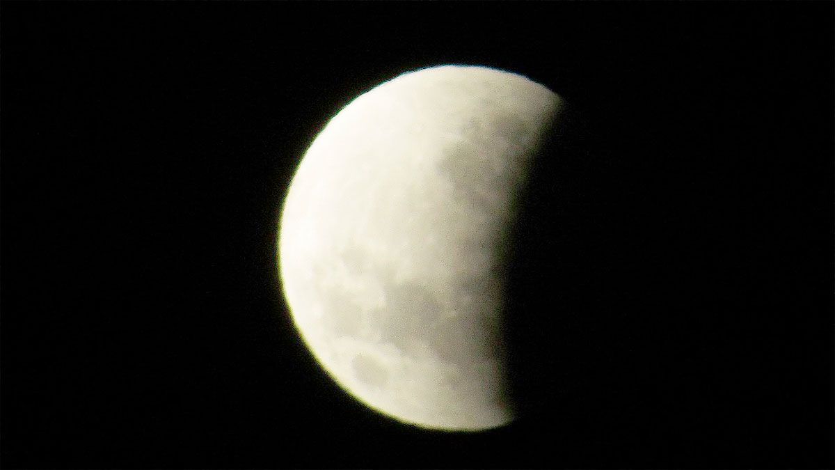 Un eclipse lunar ocurre cuando el Sol