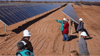 Qué es El Quemado, el parque solar de paneles de dos caras que inaugura Adorni en el desierto mendocino Qué es El Quemado, el parque solar de paneles de dos caras que inaugura Adorni en el desierto mendocino