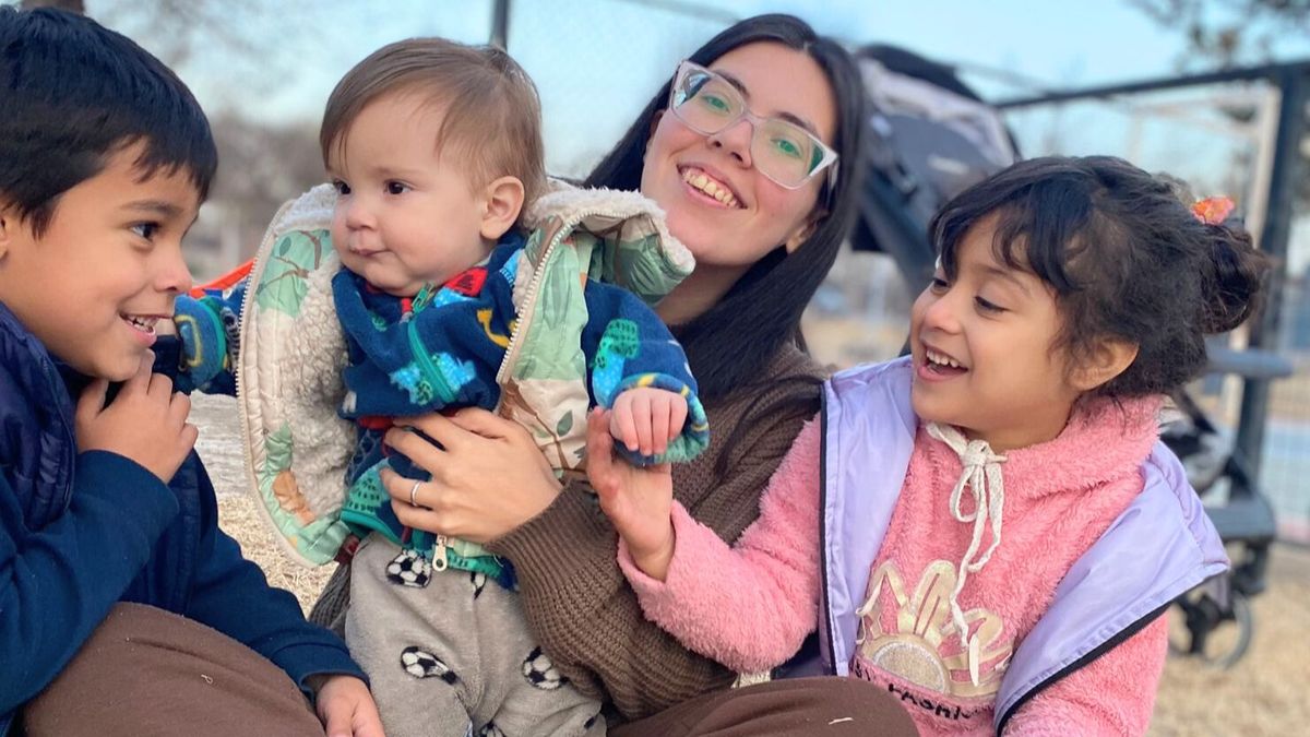 Francisco, a la izquierda, junto a sus hermanos y su mamá en la placita frente a su casa. Allí llevará sus juguetes este domingo, Día del Niño. Francisco, a la izquierda, junto a sus hermanos y su mamá en la placita frente a su casa. Allí llevará sus juguetes este domingo, Día del Niño.