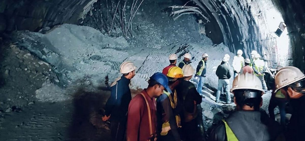 Atrapados bajo tierra. 41 trabajadores quedaron atrapados bajo tierra en un túnel.