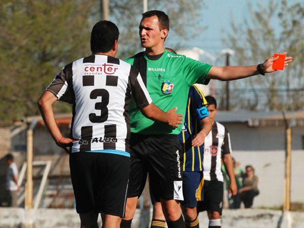 Árbitro denunció a un club de Argentino B que intentó sobornarlo