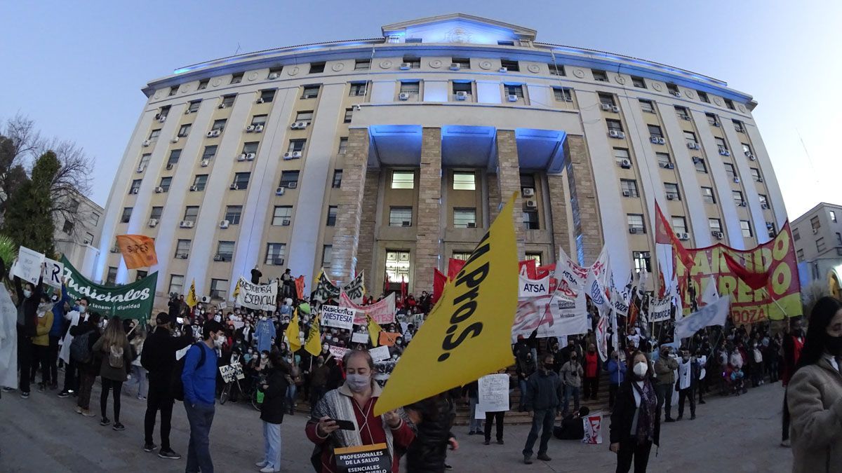 Claudia Iturbe, secretaria general de AMPROS, afirmó que “concretamente, además de las acciones legales, solicitamos un encuentro urgente con la ministra de Salud, Ana María Nadal, para que nos brinde explicaciones de los motivos que llevaron a esta alteración del orden de traspaso.