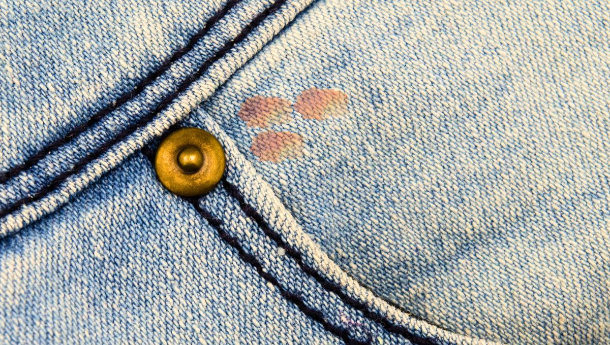 Cómo limpiar las pequeñas manchas de óxido que dejan los remaches de los jeans